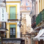 Sevilla dice adiós a los rótulos perpendiculares instalados en su centro histórico
